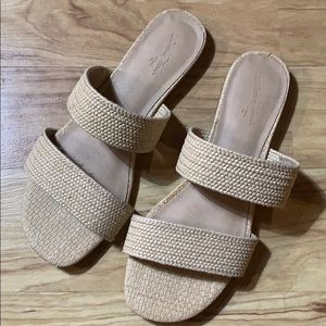 🆕 Universal Threads Tan Woven Sandals Size 7